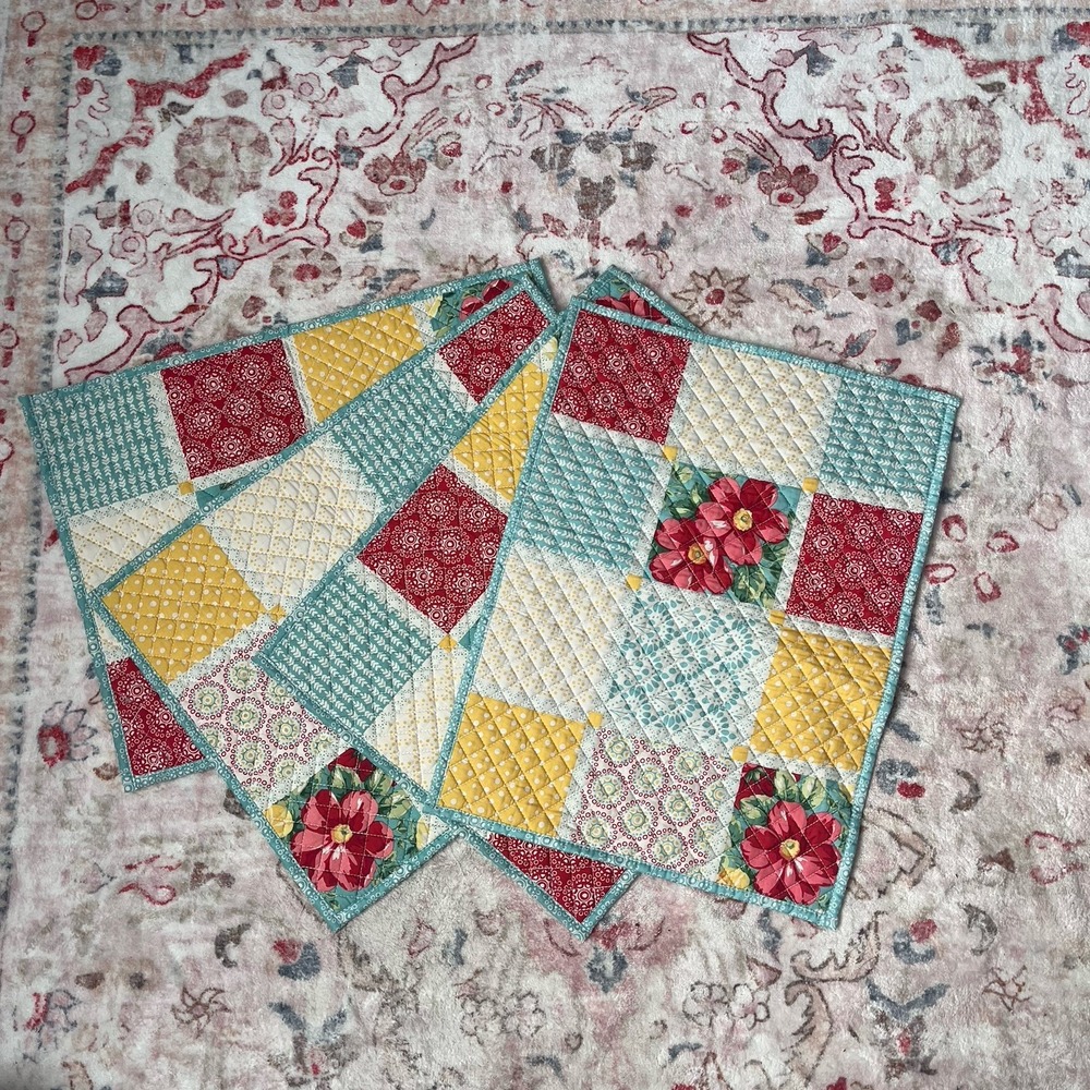 The Pioneer Woman Patchwork Placemats Quilted Reversible Floral 14x19‎ Set Of 4